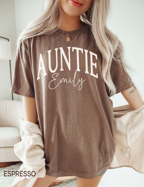 Comfort Colors® Personalized Auntie Shirt for Aunt Shirt, Custom Gift for Aunt Pregnancy Announcement Reveal to Aunt Birthday Gift, Auntie Tshirt  SIZING  ❥ Modern unisex fit. Runs true to size. ❥ Please refer to size chart before ordering. If possible, measure your favorite t-shirt armpit to armpit and top to bottom and compare it with the size chart provided to ensure an accurate fit. ❥ Sleeves are rolled up in some product pictures, they will not come rolled up on delivery.  DELIVERY TIMES  ❥ Auntie Announcement Pregnancy, Aunt Announcement Pregnancy, Aunt Shirt Ideas, Pregnancy Announcement To Aunt, Pregnancy Announcement To Sister, Aunt Aesthetic, Aunt Announcement, Pregnancy Announcement Aunt, Aunt Pregnancy Announcement