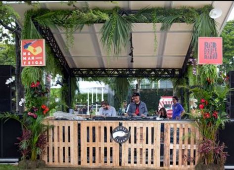 Festival Dj Booth, Dj Stage Design Dj Booth, Dekmantel Festival, Wedding Dj Booth, Food Festivals Event, Tropical Garden Party, Diy Festival, Festival Stage, Festival Booth