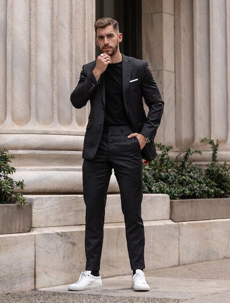 Pairing a black suit, black t-shirt and minimalistic low-top white sneakers. Suits And Sneakers, Black Outfit Men, Black And White Suit, Morning Brunch, Smart Casual Menswear, Black Suit Men, White Sneakers Men, Mens Fashion Blazer, Fashion Suits For Men