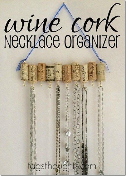 DIY Upcycle Wine Cork Jewelry Necklace Organizer b… Necklace Organizer Diy, Diy Hanger, Wine Cork Jewelry, Diy Jewelry Organizer, Wine Crafts, Cork Necklace, Jewelery Organizer, Boho Jewelry Diy, Vintage Jewelry Diy