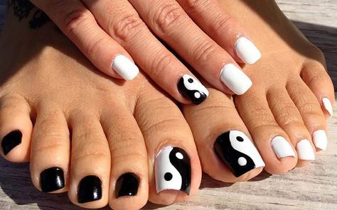 Purple Yin Yang Nails, Yin Yang Nail Art, Toe Nail Design, Ying Yang Nails, Yin Yang Nails, Nails Toes, Nails Orange, Toenail Designs, Nails Colorful