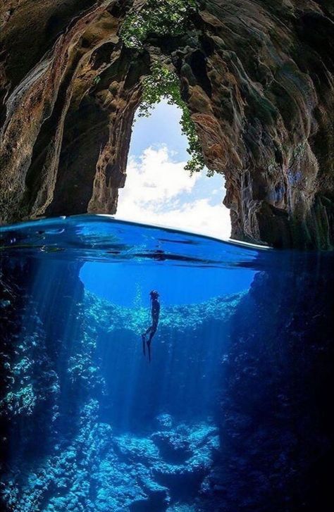 Cave Photography, Underwater Caves, Sea Cave, Under The Ocean, Underwater Photos, Ocean Wallpaper, Ocean Vibes, Water Photography, Swallows