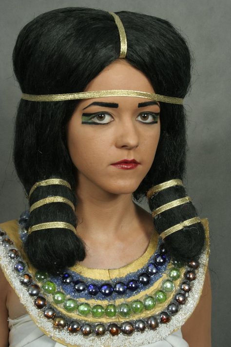 egyptian makeup - Google Search Ancient Egypt Hairstyles, Egyptian Braids, Ancient Egypt Makeup, Ancient Makeup, Ancient Egyptian Hairstyles, Ancient Egyptian Makeup, Arabic Hairstyles, Egyptian Make Up, Egyptian Hair