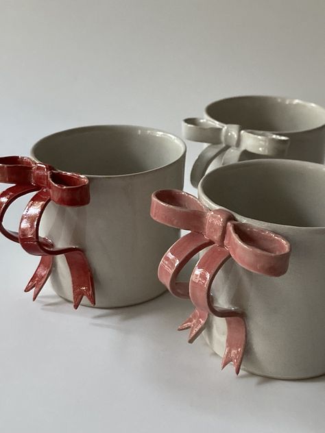 RED/ PINK Bow-tied Mug / 250 Ml/ Ceramic Mug With Bow Handle / Handmade Ceramic Bow-tied Mug / 8.45 Oz - Etsy Cups And Glasses, Clay Diy Projects, Handmade Mug, Clay Mugs, Pottery Dishes, Pottery Crafts, Diy Pottery, Ceramics Pottery Art, Ceramics Projects