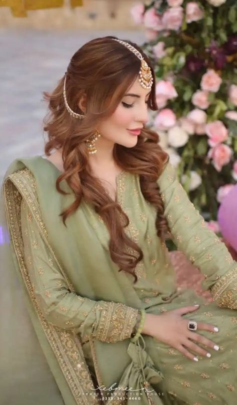 Hairstyle With Bindiya Pakistani, Earchain Indian Hairstyle, Hairstyles On Gharara, Sahara Earrings Hairstyle, Mehndi Hairstyles Pakistani, Desi Hairstyles For Long Hair, Pakistani Jewelry Simple, Hairstyles For High Foreheads, Barat Hairstyles