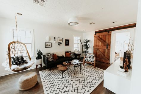 Most Beautiful Airbnb In Every State Photos | Architectural Digest Black Sofa Living Room Decor, Black Couch Living Room, Black Sofa Living Room, Leather Couches Living Room, Black Living Room, Decor Home Living Room, Apartment Inspiration, Living Room Decor Apartment, Boho Living Room