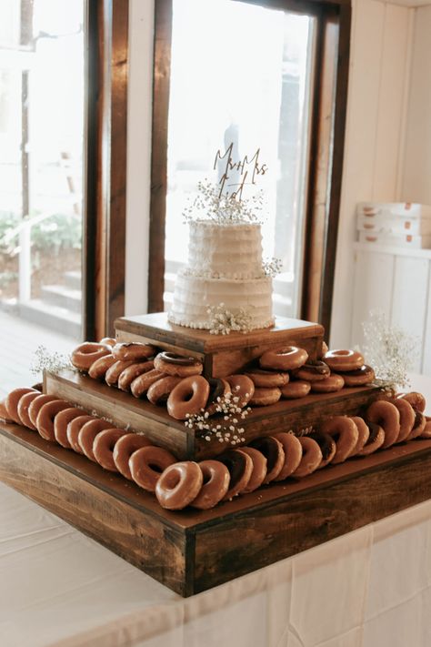 Wedding cake Cinnamon Roll Wedding Cake Display, Doughnuts At Wedding, Cinnamon Roll Dessert Table, Donut Stand Wedding Display Ideas, Donut Wedding Cake Display, Cookie And Donut Bar Wedding, Western Wedding Desert Table, Donuts Wedding Cake, Cider And Donuts Display