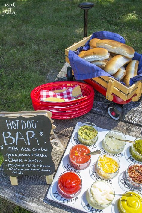 Hot Dog Party, Americana Summer, Cookout Party, Hot Dog Bar, Baby Shower Bbq, Party Food Platters, Hot Dog Recipes, Barbecue Party, Burger Bar