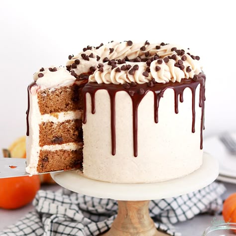 Pumpkin Chocolate Chip Cake Thanksgiving Chocolate Cake, Pumpkin Cake Ideas, Pumpkin Chocolate Chip Cake, Thanksgiving Chocolate Desserts, Cake With Chocolate Chips, Thanksgiving Diner, Thanksgiving Chocolates, Chocolate Marble Cake, Thanksgiving Cake