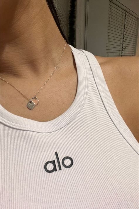 Cute Workout Sets, Cute Yoga Mat, Alo Set, Alo Yoga Set, Athletic Sets, Aesthetic Workout Outfits, Alo Yoga Outfit, Alo Workout, Heart Necklace Tiffany