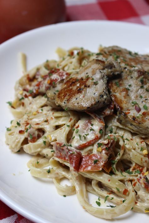 Pork Alfredo, Sun Dried Tomato Alfredo, Tomato Alfredo Pasta, Tomato Alfredo Sauce, Alfredo Sauce Recipes, Baked Bbq Ribs, I Heart Recipes, Heart Recipes, Southern Recipes Soul Food