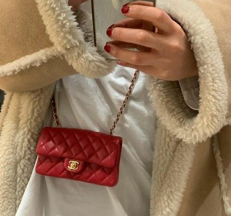 Red Chanel, Fancy Bags, Bags Aesthetic, Pretty Bags, Material Girls, Cute Bags, Mode Vintage, Coco Chanel, Cloth Bags