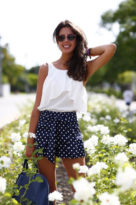 navy polka dot shorts + white top Polka Dot Shorts Outfit, Autumn Fashion Grunge, Outfits To Try, Sweater Outfits Fall, Summer Fashion For Teens, Summer Shorts Outfits, Casual Outfits For Teens, Casual Outfit Inspiration, Look Short