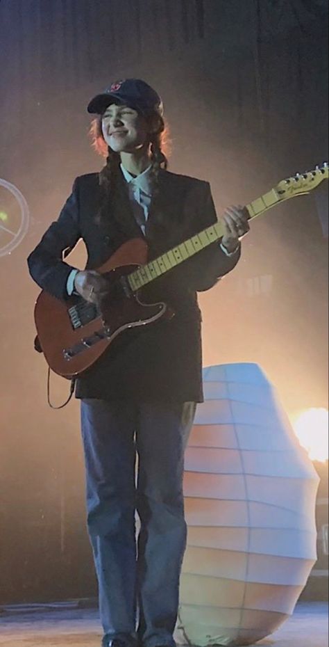 Clairo With Guitar, Clairo Styles, Clairo Wallpaper Iphone, Clairo Aesthetic Outfits, Clairo Aesthetic Wallpaper, Clairo Guitar, Clario Aesthetic, Clairo Wallpapers, Clario Singer