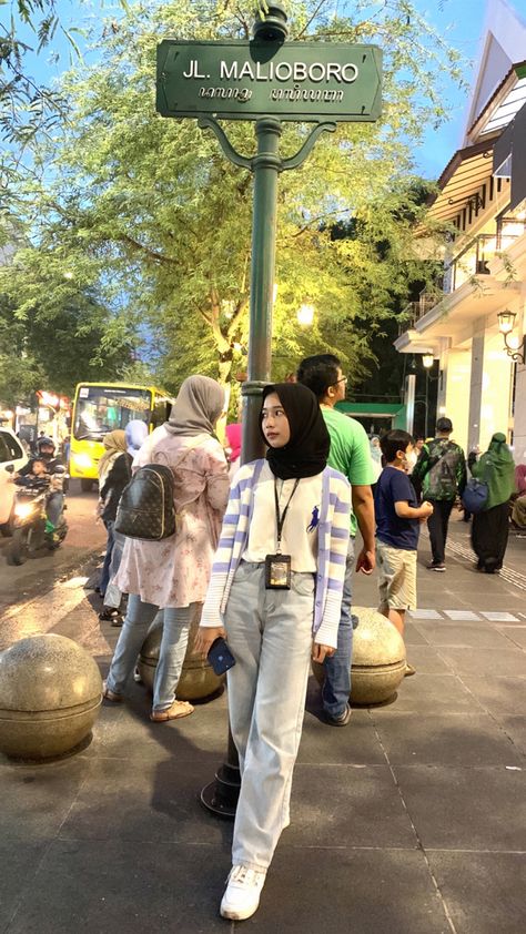 Ide Pose Foto Hijab, Outfit Study Tour, Korean Style Hijab, Ootd Jeans, Study Tour, Outfit Hijab Casual, Muslimah Style, Outfit Korean Style, Outfit Korean