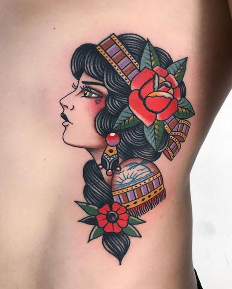 Traditional Tattoo Girl Head, Sketches Traditional, Traditional Tattoo Girls, Traditional Tattoo Woman, Bull Skull Tattoos, Mujeres Tattoo, Cowgirl Tattoos, Optical Illusion Tattoo, Rose Tattoos For Men