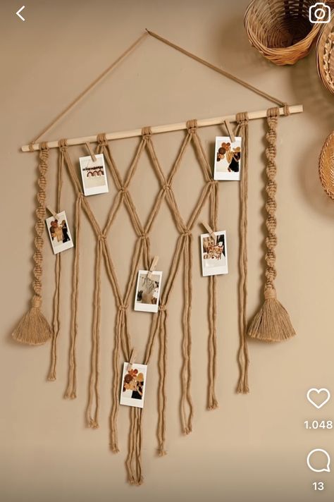 Diy Macrame Photo Hanger, Wall Macrame, Birthday Room Decorations, Yarn Wall Art, Diy Gift Set, Macrame Curtain, Macrame Hanger, Rope Crafts, Macrame Patterns Tutorials