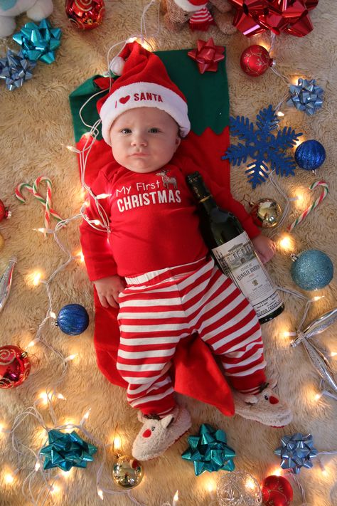 Holiday Baby Pictures, Newborn Christmas Photos, 5 Month Baby, Christmas Baby Pictures, Christmas Family Photoshoot, Xmas Pictures, Developmental Stages, Newborn Christmas, Baby Growth