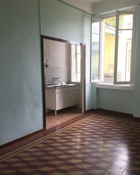 Italian beauty #interiordesign#30s#interior#milano#italy#italiandesign#architecture#tiles#floor#vintage#vintagehouse#beauty#italian#love Vintage Italian Interior, 30s Interior, Italian Tile Floor, 30s House, 50s House, Italian Love, Tiled Hallway, Tiles Floor, Italian Interior