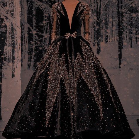 Dark Fancy Dresses, Dark Royalty Aesthetic, Fantasy Inspo, House Of Gold, Fantasy Clothes, Prom Dress Inspo, Dark Modern, Dark Elegance, Royalty Aesthetic