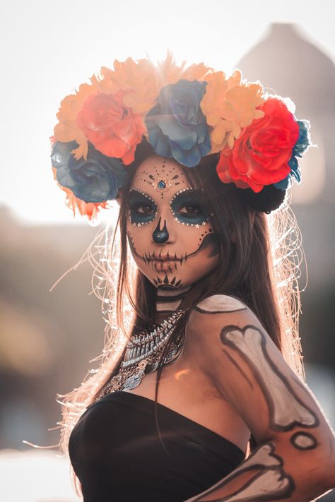 Un maquillaje especial para estas fechas donde las tradiciones se fortalecen Catrina Outfit, Catrina Makeup, Creative Eye Makeup, Creative Eye, Fantasy Makeup, Prom Dresses Ball Gown, Halloween Outfits, Halloween Costume, Halloween Party