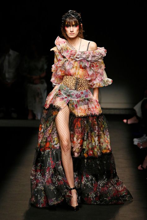 High Fashion Outfits Runway, High Fashion Runway Outfits, Gaudy Fashion, Catwalk Couture, Runway Fashion Outfits, Runway Fashion Dresses, High Fashion Style, Haute Couture Outfits, Fashion Week Inspiration