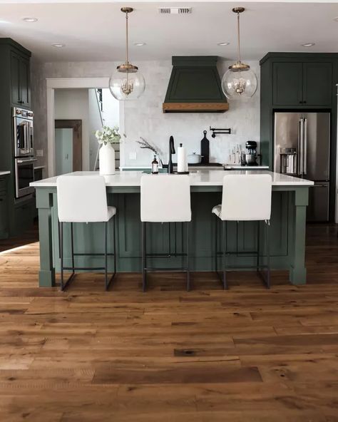 25 Color Schemes for Kitchens With Dark Cabinets | Hunker Kitchen With Dark Cabinets, Sherwin Williams Green, Kendi Everyday, Dark Wood Cabinets, Green Kitchen Cabinets, Kitchen Colour Schemes, Green Paint Colors, Green Cabinets, Dark Kitchen Cabinets