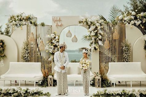 Wedding of Nabila & Andri 💍 Venue : @karapyak.glamping . @noeweddingorganizer @samudracatering @deisaproject @rivanbustanul… | Instagram Outdoor Reception Decorations, Outdoor Wedding Backdrops, Reception Stage Decor, Wedding Stage Backdrop, Wedding Stage Decor, Wedding Reception Backdrop, Wedding Background Decoration, Wedding Stage Design, Dream Wedding Decorations