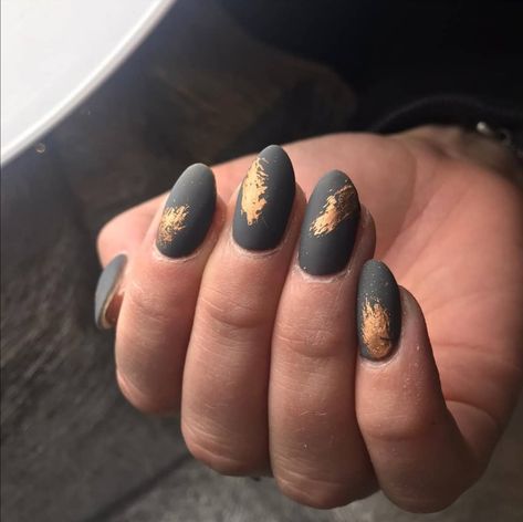 Matte And Foil Nails, Grey And Copper Nails, Matte Nails With Gold Flakes, Trendy Fall Nails Matte, Rose Gold Flake Nails, Fall Nails With Foil Flakes, Gray And Gold Nails, Fall Nails With Gold Flakes, Fall Foil Nails