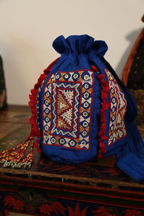 Kutch Work Designs, Potli Bag, Kutch Work, Ethnic Bag, Motifs Perler, Silk Bag, Estilo Boho Chic, Potli Bags, Embroidery Bags