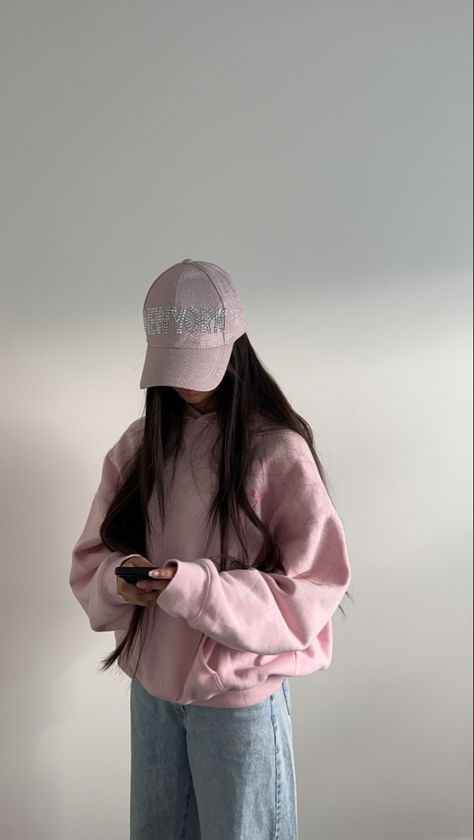 Pink Oversized Hoodie Outfit, Pink Hoddies Outfits Girl, Pink Hoddies Outfits Ideas, Pink Fleece Jacket Outfit, Hoodie Cap Outfit, Pink Hoodie Outfit Ideas, Pink Cap Outfits For Women, Hoodie And Cap Outfit, Hoddies Outfits Girl Winter