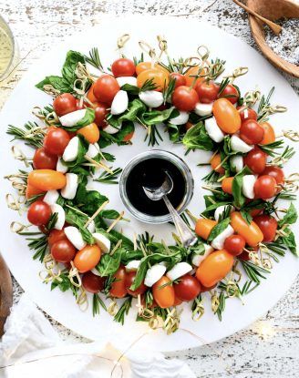 Holiday Caprese Wreath Caprese Wreath Holiday Appetizer, Caprese Wreath Appetizer, Holiday Caprese, Christmas Caprese, Caprese Wreath, Xmas Foods, Classic Potato Salad, Holiday Tea, Ham And Bean Soup