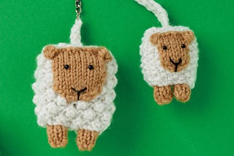 Knitted farm animals sheep Sheep Knitting Pattern Free, Sheep Knitting Pattern, Owl Knitting Pattern, Farm Sheep, Knit Animals, Diy Keychains, Ladies Knitting Patterns, Miniature Knitting, Knitted Toys Free Patterns