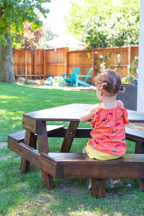 how to make a modern kids' picnic table Backyard Ambiance, Table Palette, Diy Picnic Table, Picnic Table Plans, Kids Picnic Table, Table Picnic, Woodworking Tutorials, Kids Picnic, Diy Outdoor Furniture Plans