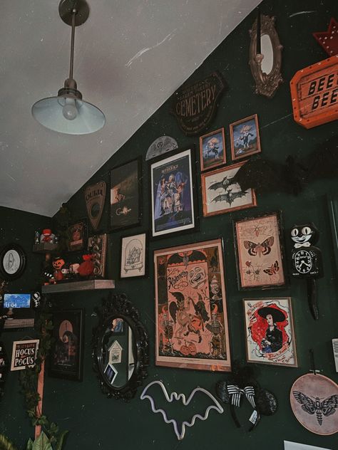 Horror Apartment Aesthetic, Gothic Wall Decor Ideas, Whimsical Gothic Decor Diy, Goth House Wallpaper, Spooky Interior, Goth Wallpaper Home Decor, Goth Gallery Wall Ideas, Beehive Ideas, Spooky Living Room