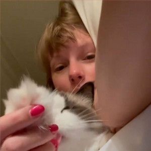 Calm Taylor Songs - playlist by junior9494-us | Spotify Taylor Funny, Taylor Swift Cat, Taylor Songs, Blonde Cat, Taylor Swift Tour Outfits, Red Taylor, Pretty Photos, Taylor Swift Pictures, Love Pictures