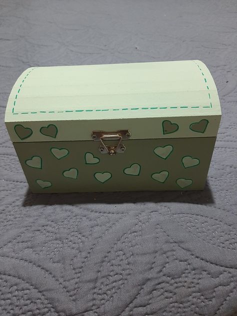 Shoebox Birthday Gift Ideas, Wood Box Painting Ideas Easy, Gf Activities, Memory Box Ideas Diy Paint, Painted Box Ideas, Cute Box Painting Ideas, Wood Box Painting Ideas, Bae Birthday, Senior Boxes