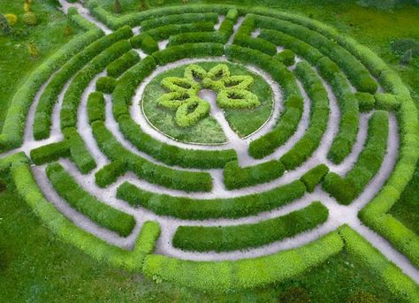 Jardín topiario en forma de laberinto, en el jardín botánico grishka en kiev. | Foto Premium Garden Labyrinth, Kiev, Labyrinth, Google Search, Outdoor Decor, Quick Saves