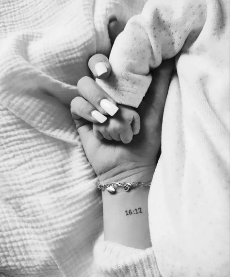 Mom Tattoos Small, Girl Mom Tattoos, Tattoos Dark Aesthetic, Newborn Tattoo, Mom Baby Tattoo, Tattoo For Baby Girl, Baby Tattoo Designs, Mom Tattoo Designs, Mommy Tattoos