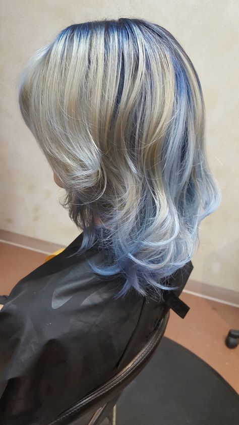 Midnight Blue And Blonde Hair, Dark Blue And Platinum Hair, Blue Hair Ombre Blonde, Platinum Blue Hair Silver, Blue And Silver Hair Ombre, Platinum Blonde With Blue Highlights, Platinum Blonde Hair With Blue Tips, Short Blonde Hair With Blue Tips, Blonde Hair With Navy Blue Highlights