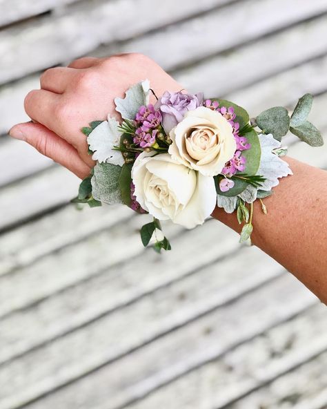 Lilac Corsage And Boutonniere, Purple And White Corsage, Corsage Prom Light Purple, Light Purple Wrist Corsage, Light Purple Corsage And Boutonniere, Light Purple And White Corsage, Lavender Color Scheme, White Corsage, Bride Era