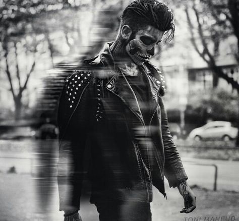 Image de grunge and toni mahfud Skeleton Face Paint, Toni Mahfud, King Club, Thumb Up, Halloween Photography, Character Inspiration Male, Hand Gesture, Dark Romance Books, Halloween Photoshoot