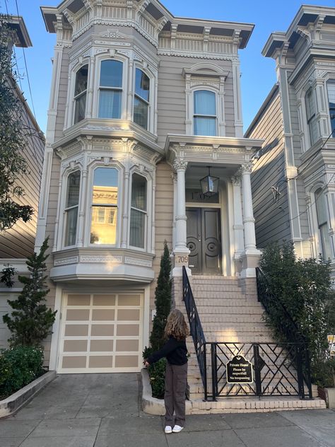 #sanfrancisco #fullhouse #fullerhouse #tannershouse #sf #vacation #pictureideas #ootd Coquette House, Townhouse Exterior, Apartments Exterior, House Ideas Modern, Apartment Exterior, House Decals, House Decorating Ideas Apartments, Small House Layout, City Layout