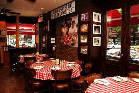 My favorite pizza place in Little Italy's....Lombardi's Pizza, America's First Pizzeria Little Italy New York, Manhattan Restaurants, Ny Restaurants, New York Pizza, New York City Manhattan, Places In New York, Pizza Place, Pizza Restaurant, Nyc Restaurants