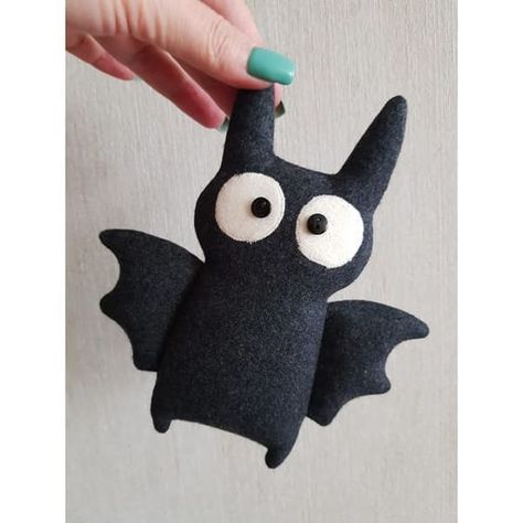 Felt Stuffed Toys, Halloween Plushies Diy, Farmhouse Sewing Projects, Bat Plush Pattern, Bat Sewing Pattern, Bat Sewing, Mini Felt Animals, Halloween Sewing Crafts, Primitive Sewing Patterns