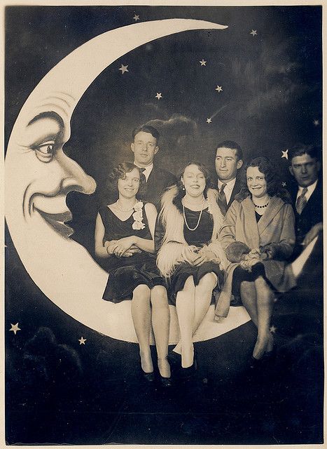 paper moon. Sitting On The Moon, Portrait Vintage, Vintage Moon, Moon Photos, Photos Booth, Paper Moon, Diy Photo Booth, Wedding Photo Booth, Moon Photography