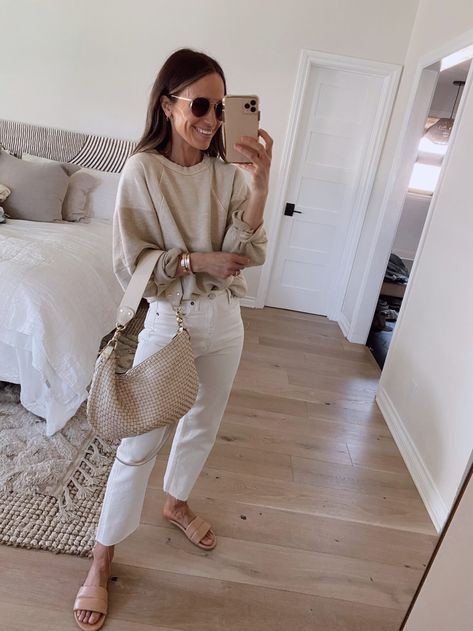 Basic Spring Outfits, Chic Spring Outfits 2023, White Denim Outfit, Fashion 23, Slides Outfit, Brunch Outfits, Products Packaging, Spring Clothing, Boutique Clothes