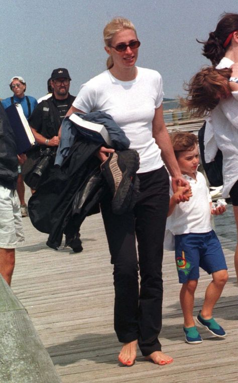 Carolyn Bessette-Kennedy's Style Is The Summer Inspiration You Need Caroline Bisset Style, Caroline Bessette, Cbk Style, Hyannis Port, Carolyn Bessette, 90's Vibes, John Junior, Jfk Jr, Trending Sandals