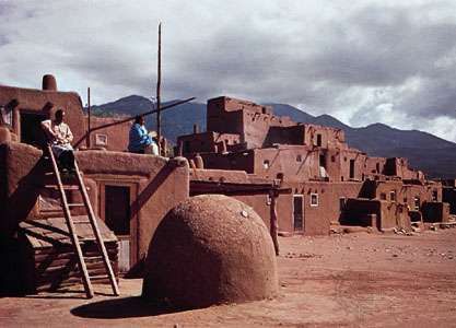 Ancestral Pueblo culture | North American Indian culture | Britannica.com Southwest Architecture, Pueblo Indians, Taos Pueblo, America Latina, American Architecture, Native American Pottery, Native American Peoples, Indian History, Native American Culture