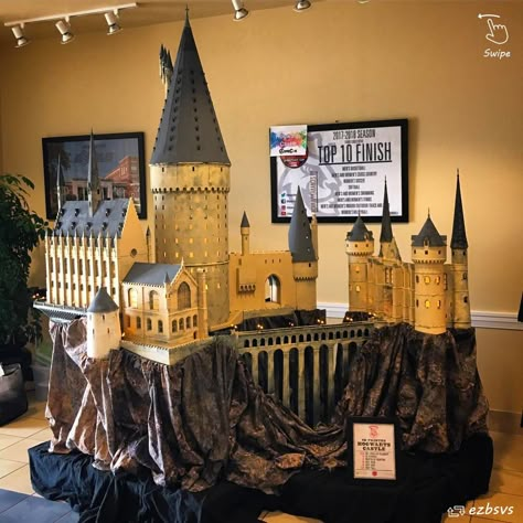 Cardboard Harry Potter, Diy Hogwarts Castle, Harry Potter Surprise, Surprise Harry Potter, Harry And Luna, Harry Potter Decor Ideas, Harry Potter Display, Light Academia Decor, Harry Potter Castle